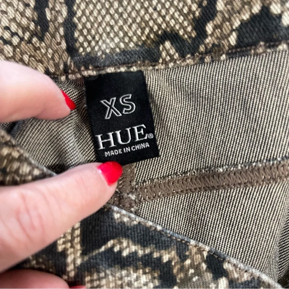 Hue XS Women’s Snakeskin Print Stretch Pants - Picture 7 of 8